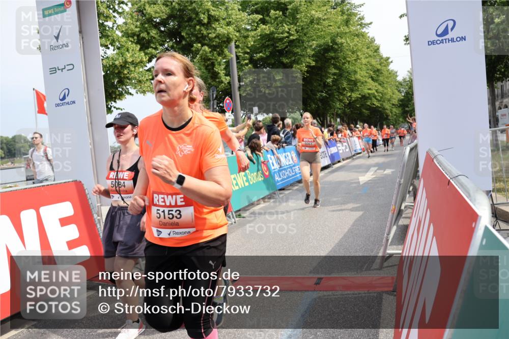 15.06.2025 - REWE Women's Run Strokosch-Dieckow http://msf.ph/oto/7933732 15.06.2025 11:06:32 Ziel 5061, 5084, 5153, 5324, 5356, 5606 meine-sportfotos.de
