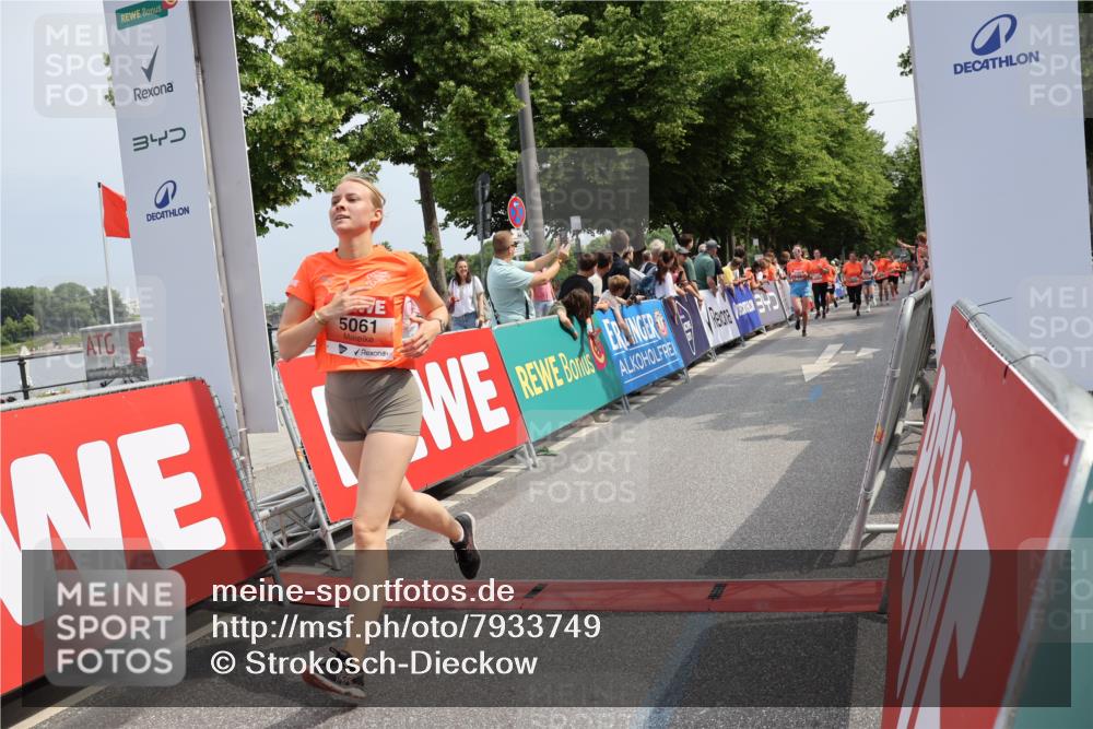 15.06.2025 - REWE Women's Run Strokosch-Dieckow http://msf.ph/oto/7933749 15.06.2025 11:06:34 Ziel 5061, 5084, 5153, 5324, 5339, 5340, 5356, 5606 meine-sportfotos.de