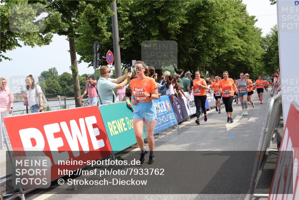 15.06.2025 - REWE Women's Run Strokosch-Dieckow http://msf.ph/oto/7933762 15.06.2025 11:06:37 Ziel 5061, 5084, 5101, 5153, 5238, 5324, 5339, 5340, 5356, 5437, 5606 meine-sportfotos.de