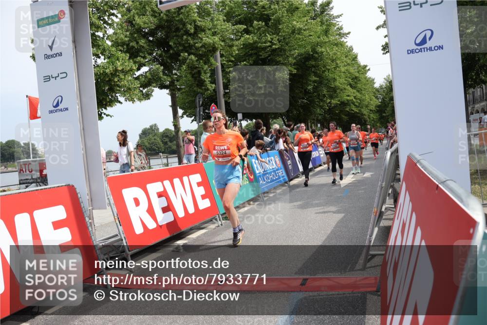 15.06.2025 - REWE Women's Run Strokosch-Dieckow http://msf.ph/oto/7933771 15.06.2025 11:06:38 Ziel 5046, 5049, 5061, 5070, 5084, 5101, 5153, 5238, 5324, 5339, 5340, 5356, 5437 meine-sportfotos.de