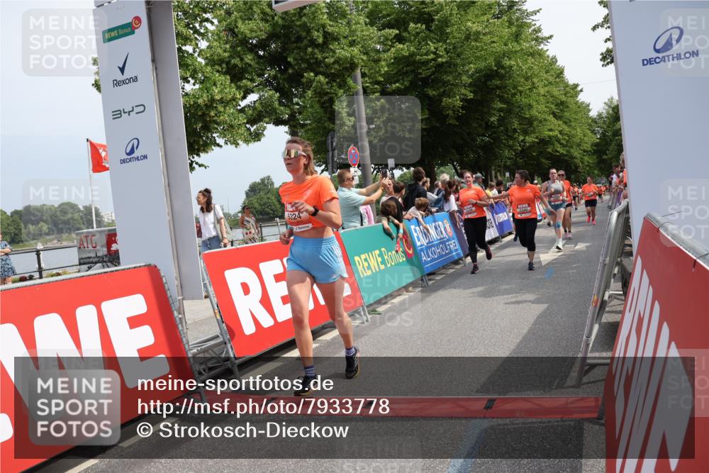15.06.2025 - REWE Women's Run Strokosch-Dieckow http://msf.ph/oto/7933778 15.06.2025 11:06:38 Ziel 5046, 5049, 5061, 5070, 5084, 5101, 5153, 5238, 5324, 5339, 5340, 5356, 5437 meine-sportfotos.de