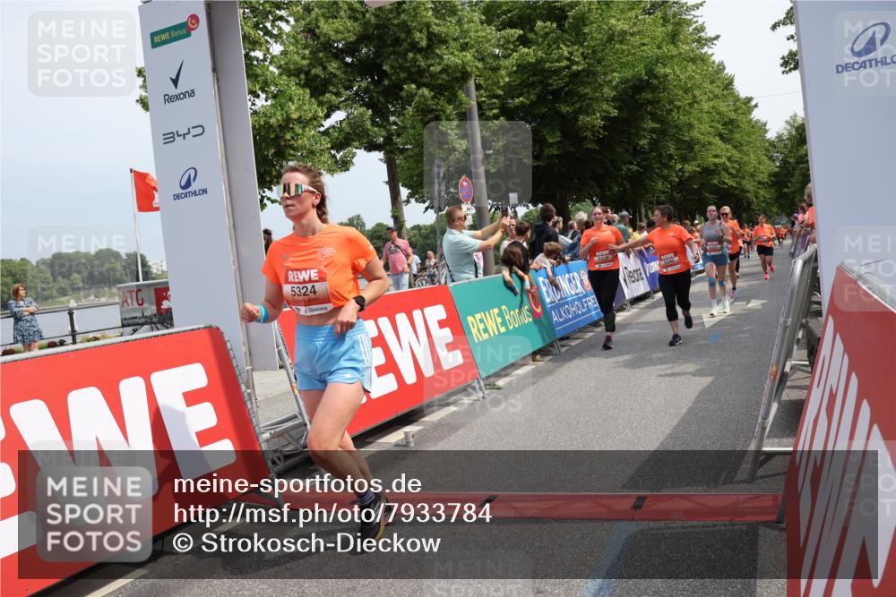 15.06.2025 - REWE Women's Run Strokosch-Dieckow http://msf.ph/oto/7933784 15.06.2025 11:06:39 Ziel 5046, 5049, 5061, 5070, 5101, 5238, 5324, 5339, 5340, 5356, 5437 meine-sportfotos.de
