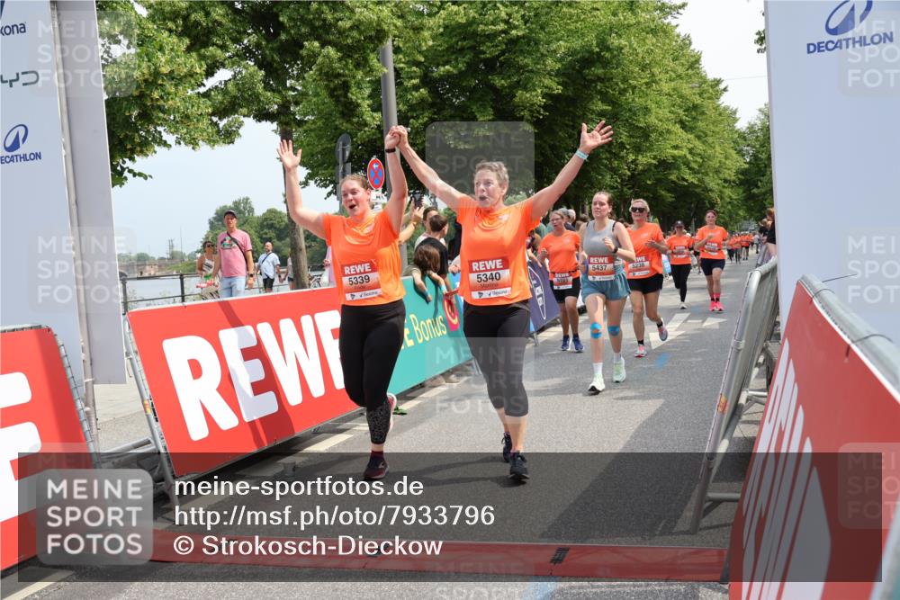 15.06.2025 - REWE Women's Run Strokosch-Dieckow http://msf.ph/oto/7933796 15.06.2025 11:06:40 Ziel 5046, 5049, 5061, 5070, 5101, 5238, 5324, 5339, 5340, 5437 meine-sportfotos.de