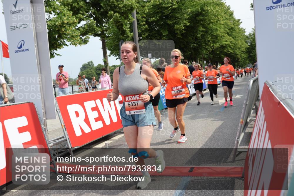 15.06.2025 - REWE Women's Run Strokosch-Dieckow http://msf.ph/oto/7933834 15.06.2025 11:06:42 Ziel 5046, 5049, 5070, 5101, 5238, 5324, 5339, 5340, 5437 meine-sportfotos.de