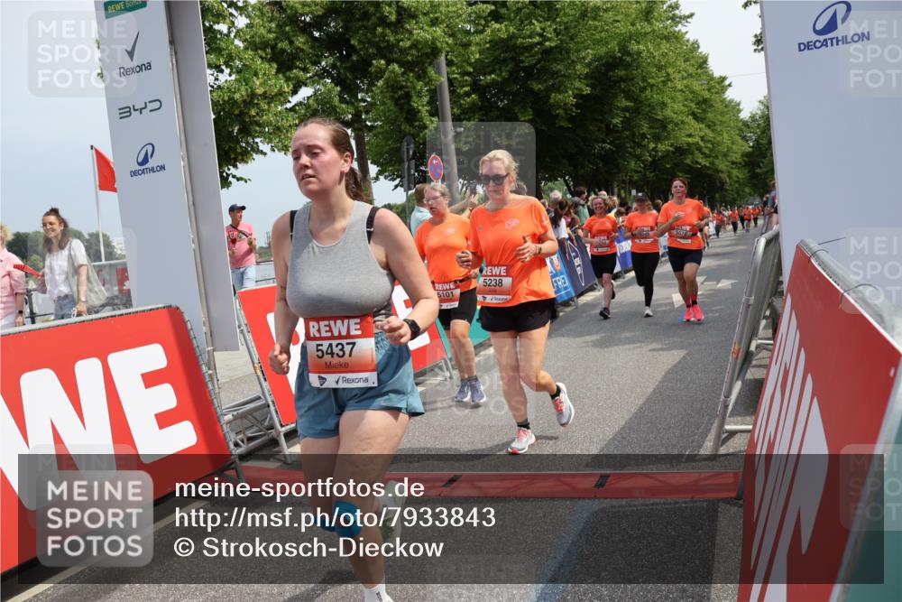 15.06.2025 - REWE Women's Run Strokosch-Dieckow http://msf.ph/oto/7933843 15.06.2025 11:06:42 Ziel 5046, 5049, 5070, 5101, 5238, 5324, 5339, 5340, 5437 meine-sportfotos.de