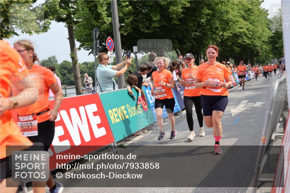 15.06.2025 - REWE Women's Run Strokosch-Dieckow http://msf.ph/oto/7933858 15.06.2025 11:06:43 Ziel 5046, 5049, 5070, 5101, 5136, 5238, 5324, 5339, 5340, 5437 meine-sportfotos.de