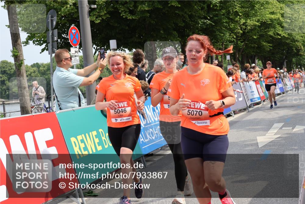 15.06.2025 - REWE Women's Run Strokosch-Dieckow http://msf.ph/oto/7933867 15.06.2025 11:06:44 Ziel 5046, 5049, 5070, 5101, 5136, 5238, 5324, 5339, 5340, 5437 meine-sportfotos.de