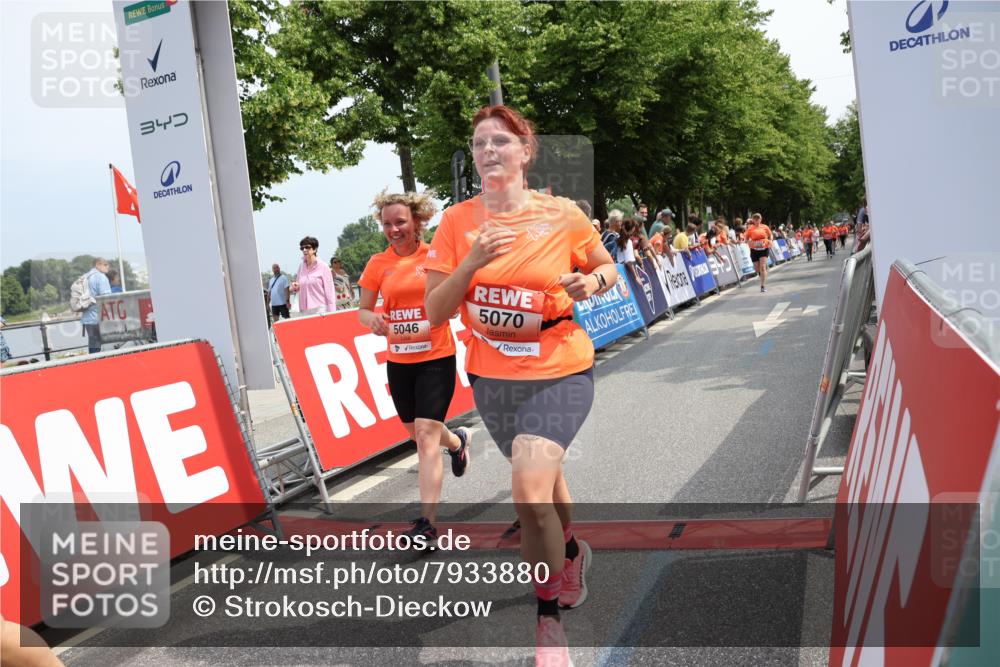 15.06.2025 - REWE Women's Run Strokosch-Dieckow http://msf.ph/oto/7933880 15.06.2025 11:06:44 Ziel 5046, 5049, 5070, 5101, 5136, 5238, 5324, 5339, 5340, 5437 meine-sportfotos.de