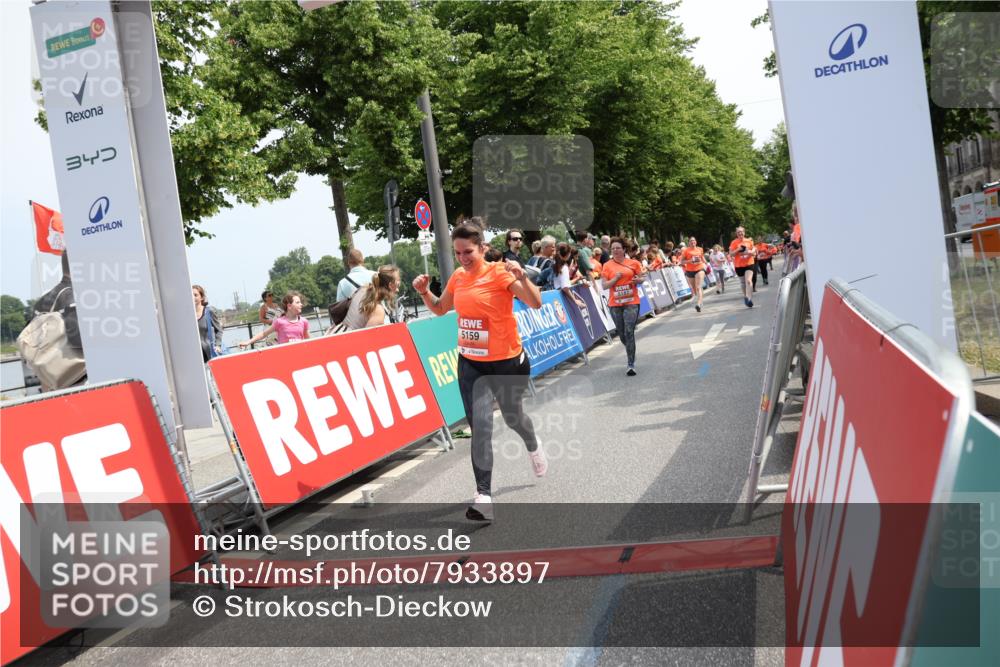 15.06.2025 - REWE Women's Run Strokosch-Dieckow http://msf.ph/oto/7933897 15.06.2025 11:06:55 Ziel 5136, 5159, 5187, 5506, 5555, 5618 meine-sportfotos.de
