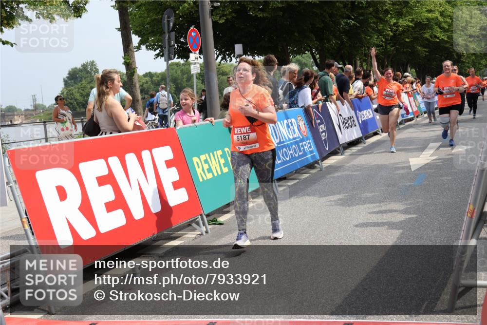 15.06.2025 - REWE Women's Run Strokosch-Dieckow http://msf.ph/oto/7933921 15.06.2025 11:06:57 Ziel 5159, 5187, 5367, 5506, 5555, 5618 meine-sportfotos.de