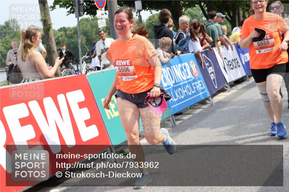 15.06.2025 - REWE Women's Run Strokosch-Dieckow http://msf.ph/oto/7933962 15.06.2025 11:06:59 Ziel 5080, 5159, 5187, 5367, 5506, 5555, 5618 meine-sportfotos.de