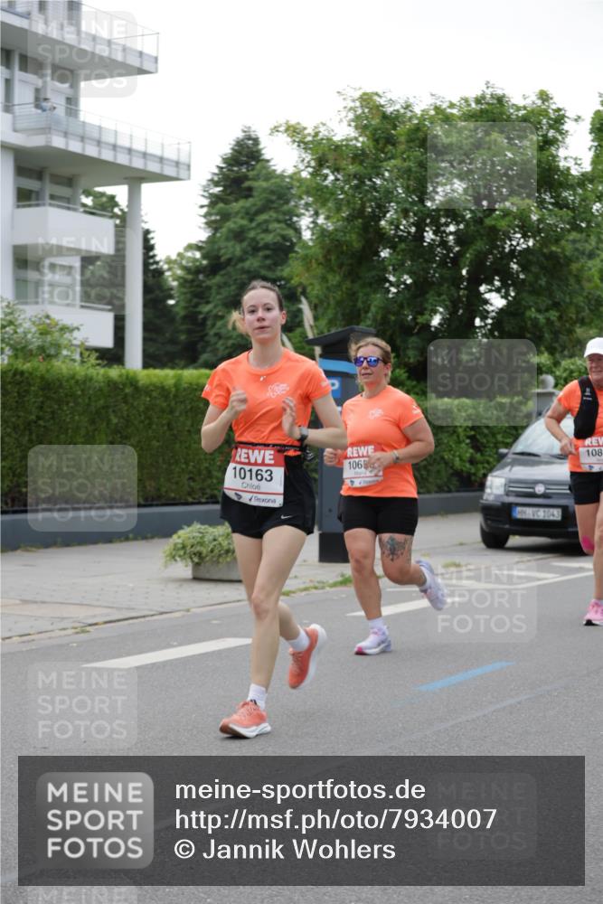 15.06.2025 - REWE Women's Run Jannik Wohlers http://msf.ph/oto/7934007 15.06.2025 08:25:30 Laufen 10163, 1065, 1043, 108 meine-sportfotos.de