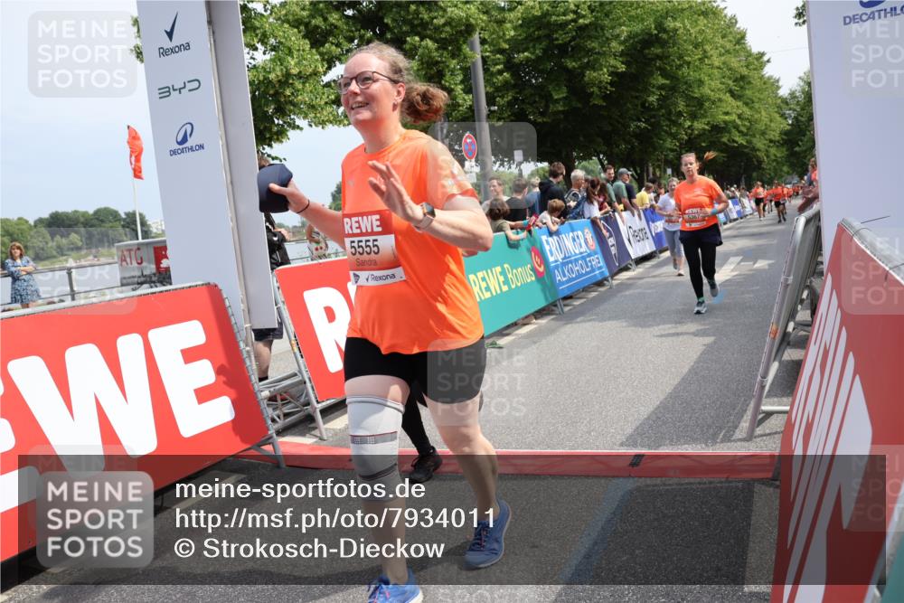 15.06.2025 - REWE Women's Run Strokosch-Dieckow http://msf.ph/oto/7934011 15.06.2025 11:07:01 Ziel 5080, 5159, 5187, 5367, 5506, 5555, 5618 meine-sportfotos.de