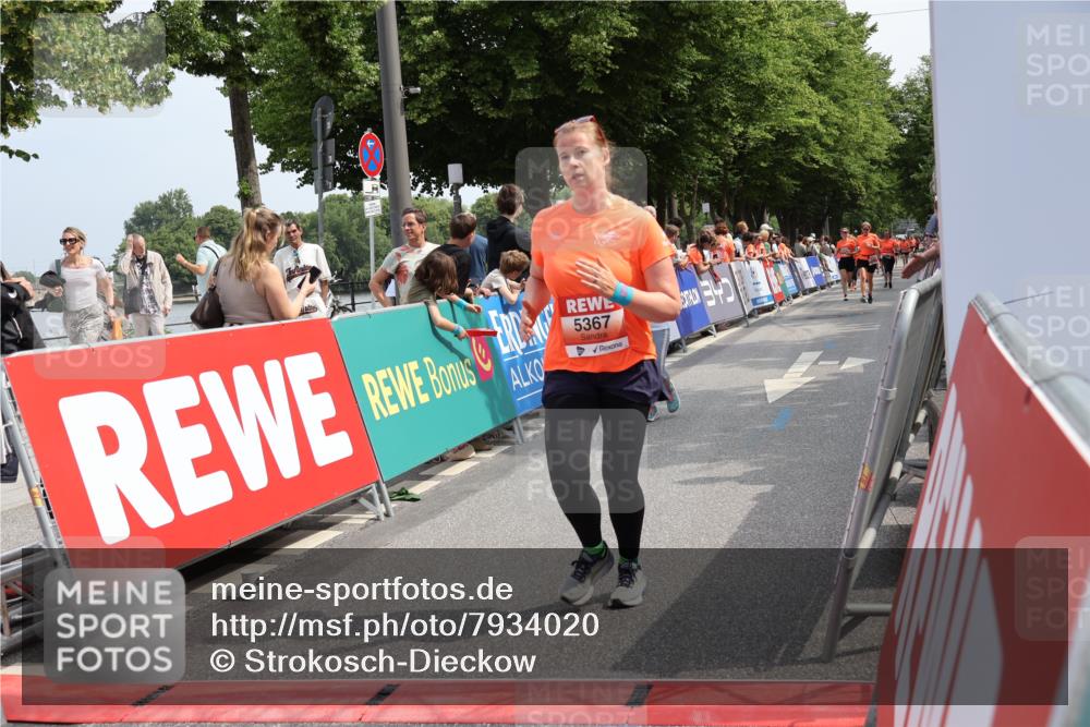 15.06.2025 - REWE Women's Run Strokosch-Dieckow http://msf.ph/oto/7934020 15.06.2025 11:07:02 Ziel 5080, 5159, 5187, 5367, 5506, 5555, 5618 meine-sportfotos.de