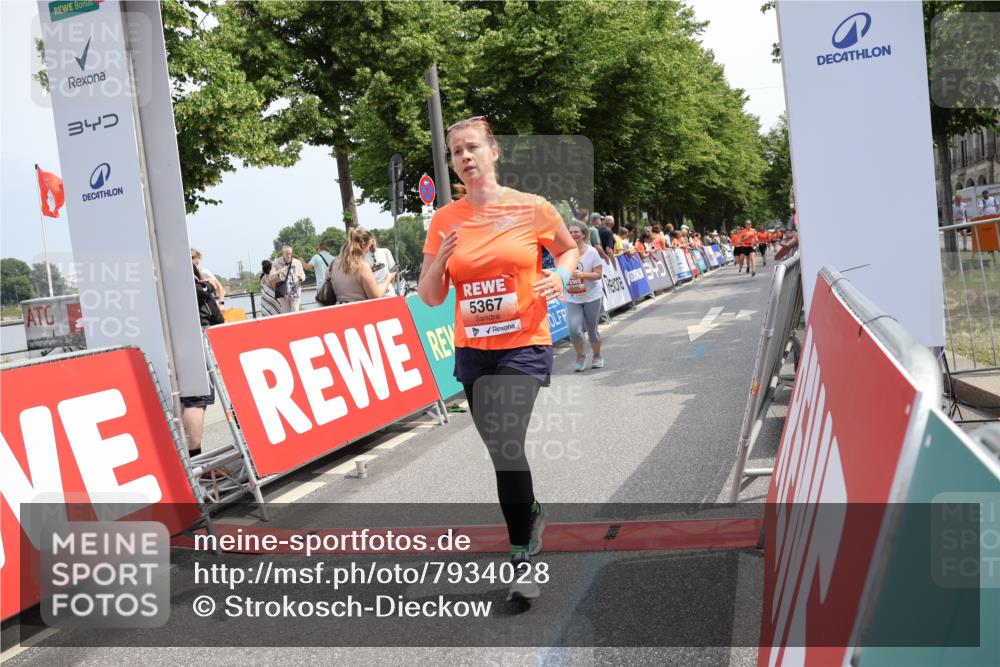 15.06.2025 - REWE Women's Run Strokosch-Dieckow http://msf.ph/oto/7934028 15.06.2025 11:07:03 Ziel 5080, 5126, 5187, 5367, 5496, 5506, 5555, 5618 meine-sportfotos.de