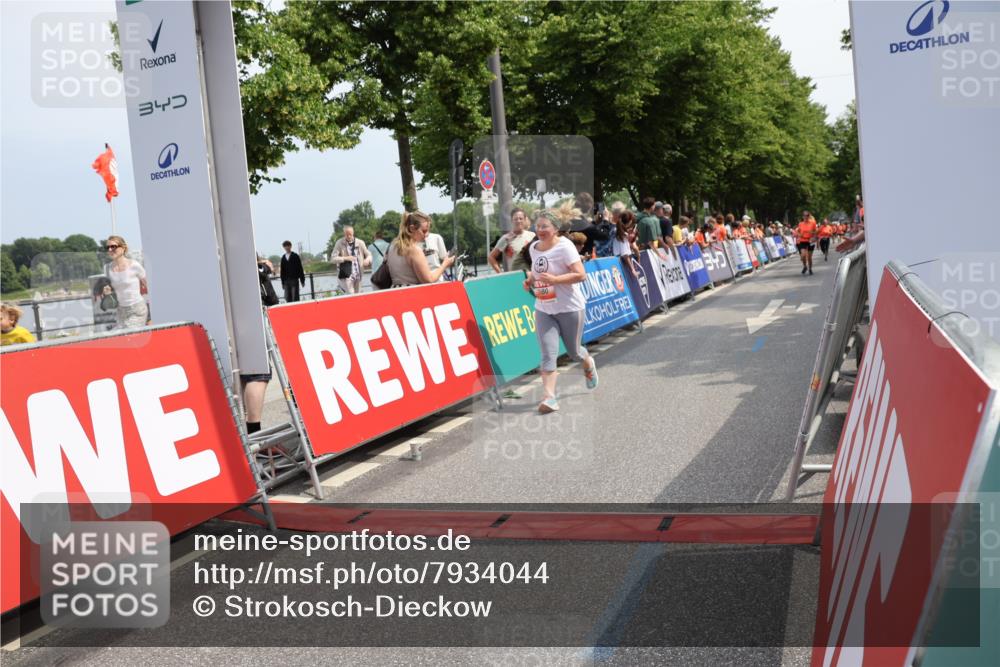 15.06.2025 - REWE Women's Run Strokosch-Dieckow http://msf.ph/oto/7934044 15.06.2025 11:07:04 Ziel 5080, 5126, 5187, 5367, 5496, 5506, 5555, 5618 meine-sportfotos.de