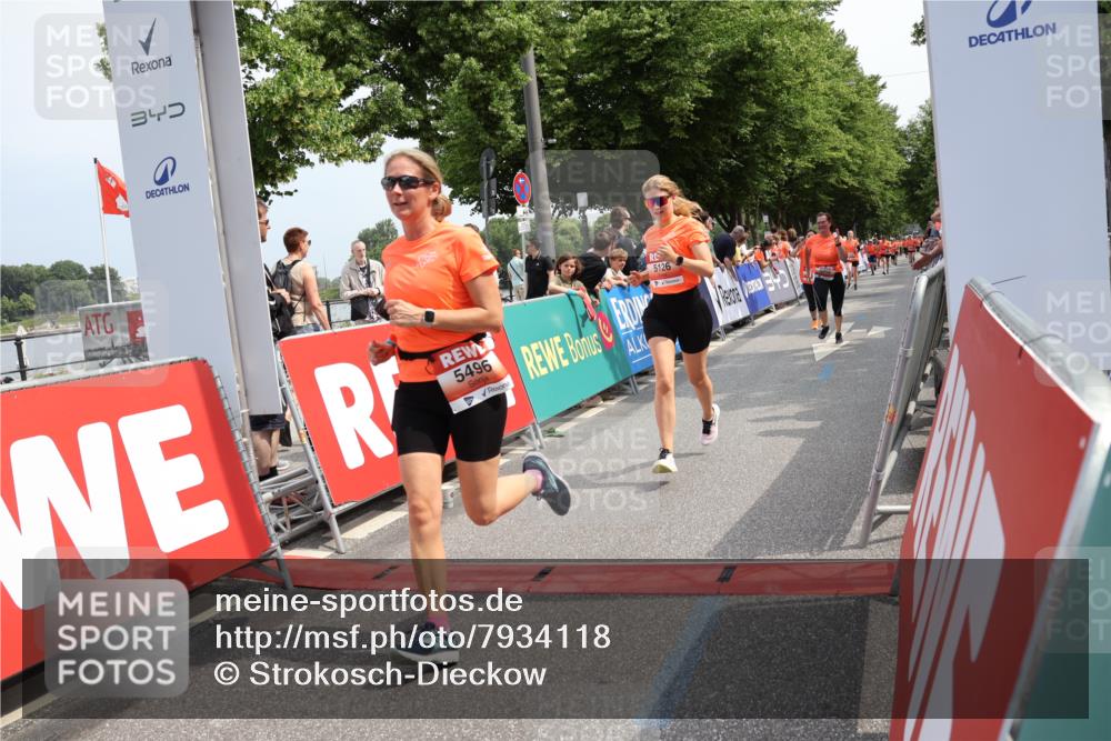 15.06.2025 - REWE Women's Run Strokosch-Dieckow http://msf.ph/oto/7934118 15.06.2025 11:07:09 Ziel 5080, 5096, 5126, 5367, 5441, 5496, 5622 meine-sportfotos.de