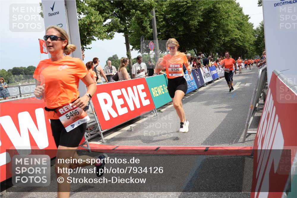 15.06.2025 - REWE Women's Run Strokosch-Dieckow http://msf.ph/oto/7934126 15.06.2025 11:07:09 Ziel 5080, 5096, 5126, 5367, 5441, 5496, 5622 meine-sportfotos.de
