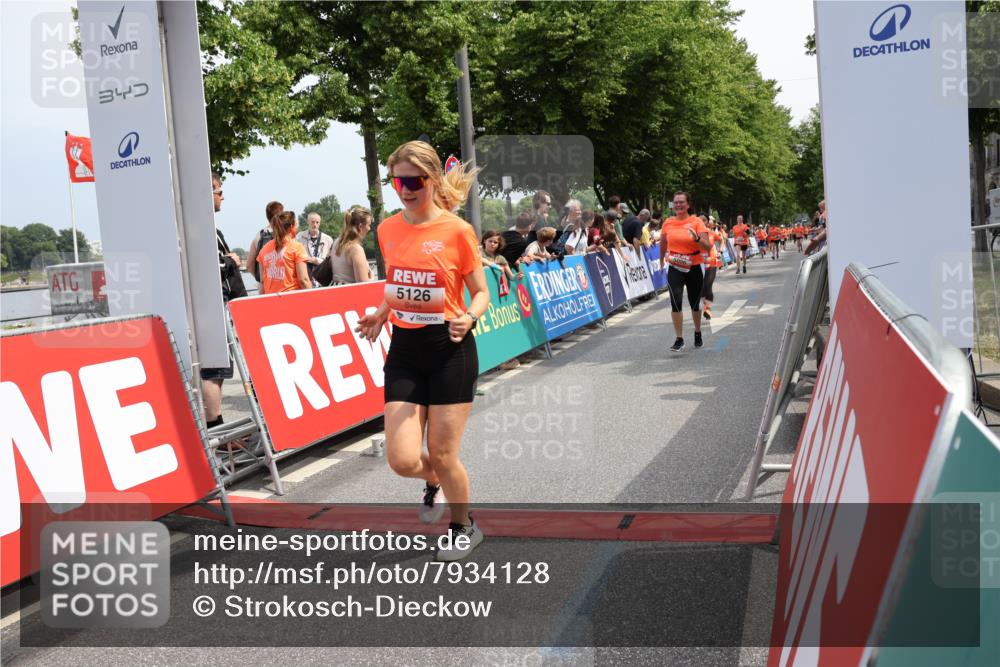 15.06.2025 - REWE Women's Run Strokosch-Dieckow http://msf.ph/oto/7934128 15.06.2025 11:07:10 Ziel 5080, 5096, 5126, 5441, 5496, 5622 meine-sportfotos.de