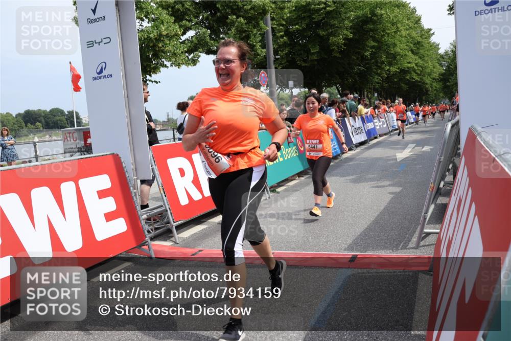 15.06.2025 - REWE Women's Run Strokosch-Dieckow http://msf.ph/oto/7934159 15.06.2025 11:07:12 Ziel 5096, 5126, 5441, 5496, 5622 meine-sportfotos.de