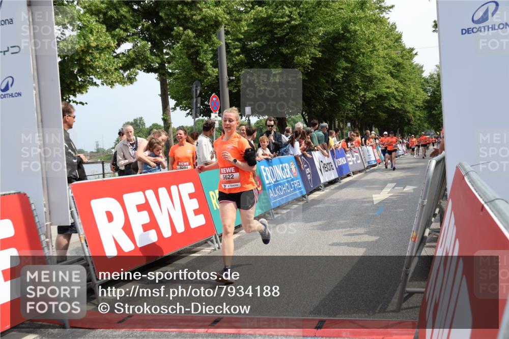 15.06.2025 - REWE Women's Run Strokosch-Dieckow http://msf.ph/oto/7934188 15.06.2025 11:07:15 Ziel 5096, 5126, 5441, 5496, 5622, 5642, 5676 meine-sportfotos.de