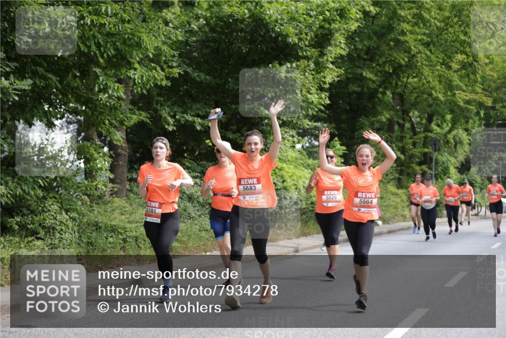 15.06.2025 - REWE Women's Run Jannik Wohlers http://msf.ph/oto/7934278 15.06.2025 10:12:11 Laufen 5683, 5529, 5564, 5181 meine-sportfotos.de