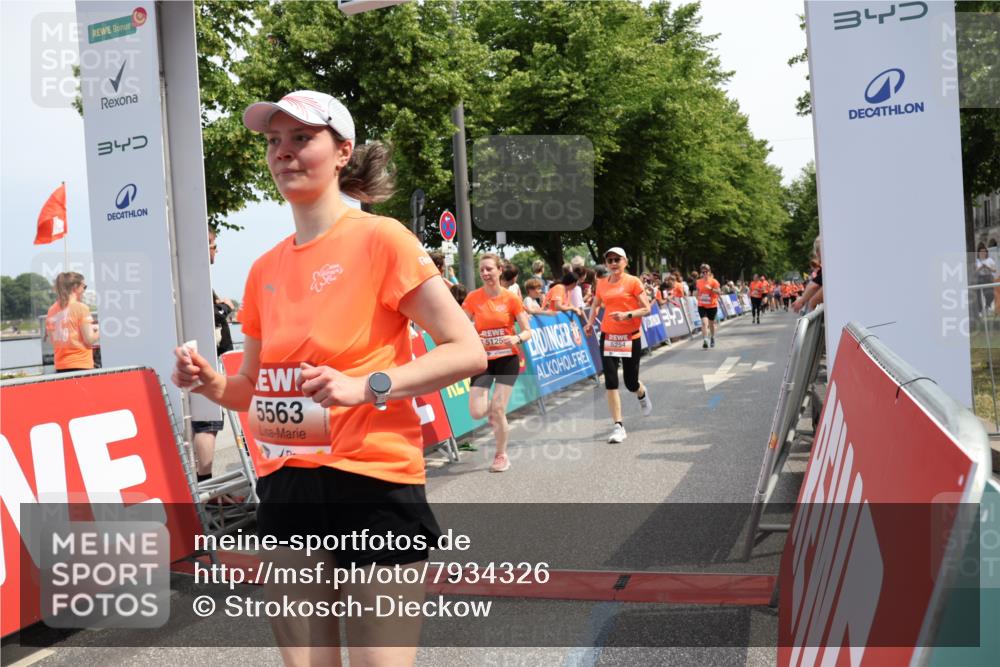 15.06.2025 - REWE Women's Run Strokosch-Dieckow http://msf.ph/oto/7934326 15.06.2025 11:07:27 Ziel 5125, 5131, 5254, 5563, 5642, 5676 meine-sportfotos.de