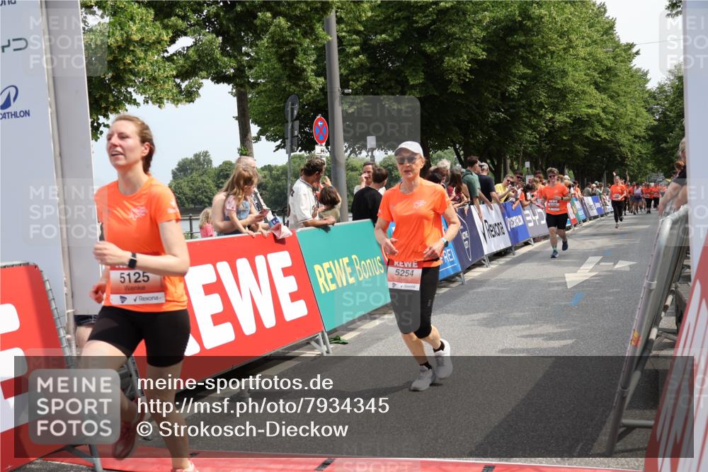 15.06.2025 - REWE Women's Run Strokosch-Dieckow http://msf.ph/oto/7934345 15.06.2025 11:07:28 Ziel 5092, 5125, 5131, 5254, 5563, 5642, 5676 meine-sportfotos.de