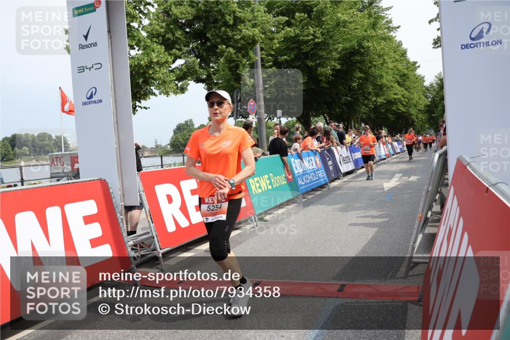 15.06.2025 - REWE Women's Run Strokosch-Dieckow http://msf.ph/oto/7934358 15.06.2025 11:07:28 Ziel 5092, 5125, 5131, 5254, 5563, 5642, 5676 meine-sportfotos.de