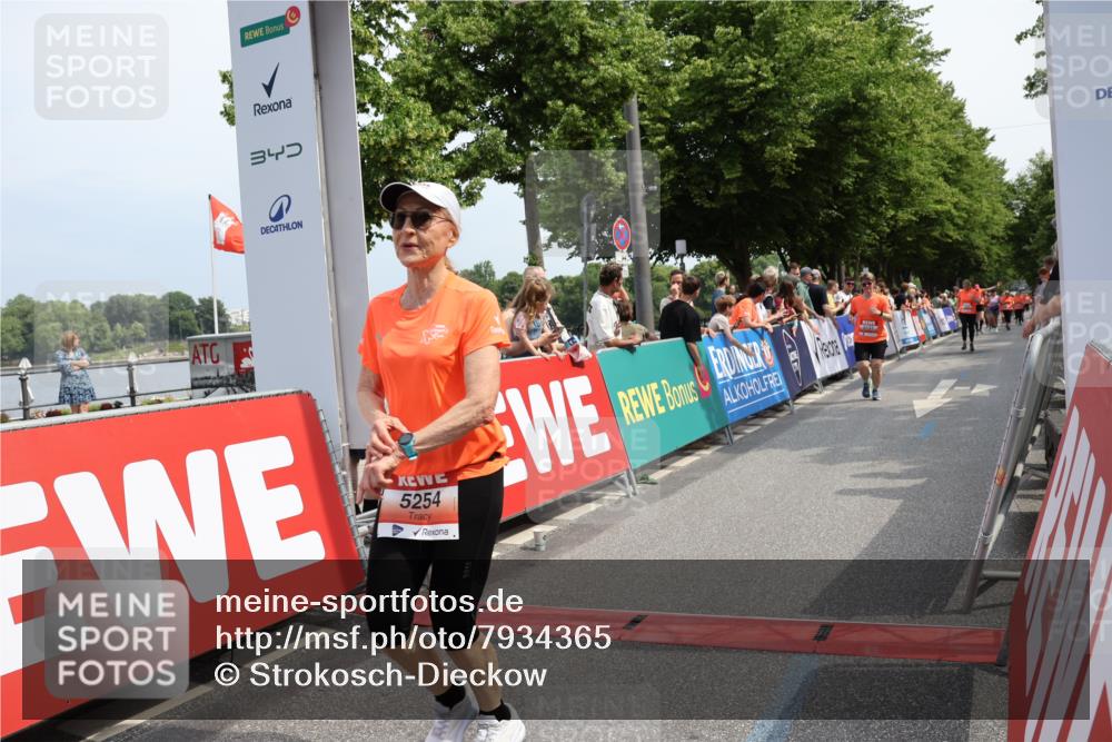 15.06.2025 - REWE Women's Run Strokosch-Dieckow http://msf.ph/oto/7934365 15.06.2025 11:07:29 Ziel 5092, 5125, 5131, 5254, 5563 meine-sportfotos.de