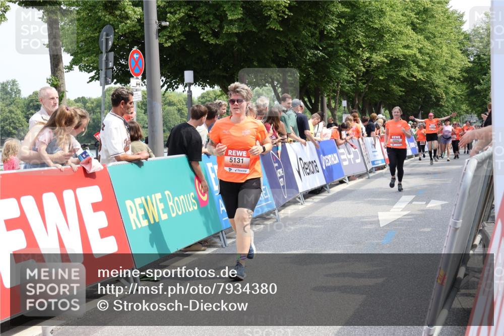 15.06.2025 - REWE Women's Run Strokosch-Dieckow http://msf.ph/oto/7934380 15.06.2025 11:07:31 Ziel 5092, 5125, 5131, 5254, 5563 meine-sportfotos.de