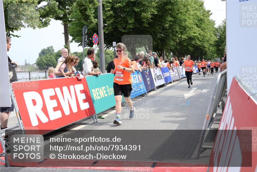 15.06.2025 - REWE Women's Run Strokosch-Dieckow http://msf.ph/oto/7934391 15.06.2025 11:07:31 Ziel 5092, 5125, 5131, 5254, 5563 meine-sportfotos.de