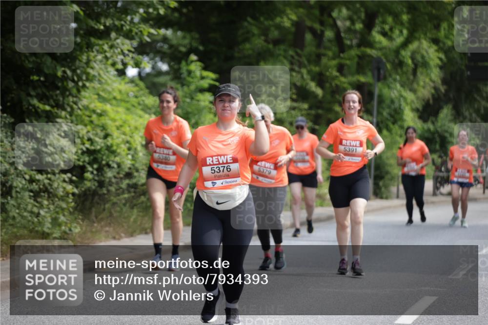 15.06.2025 - REWE Women's Run Jannik Wohlers http://msf.ph/oto/7934393 15.06.2025 10:12:17 Laufen 5340, 5376, 5379, 5391 meine-sportfotos.de