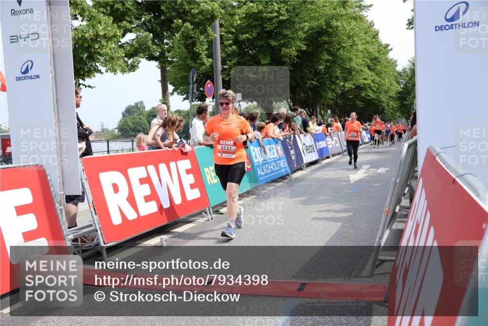 15.06.2025 - REWE Women's Run Strokosch-Dieckow http://msf.ph/oto/7934398 15.06.2025 11:07:31 Ziel 5092, 5125, 5131, 5254, 5563 meine-sportfotos.de