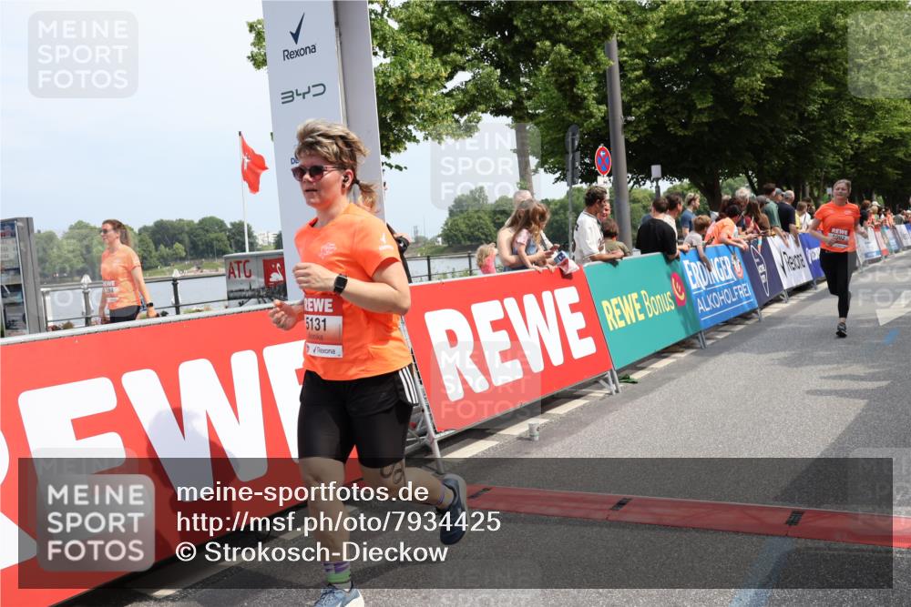 15.06.2025 - REWE Women's Run Strokosch-Dieckow http://msf.ph/oto/7934425 15.06.2025 11:07:33 Ziel 5092, 5125, 5131, 5254 meine-sportfotos.de