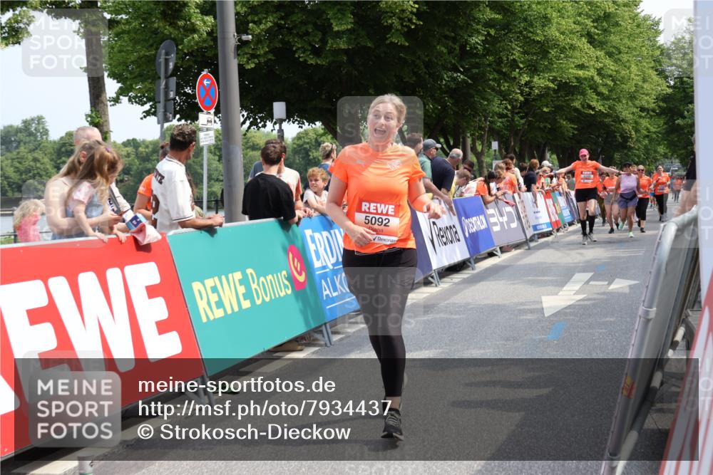 15.06.2025 - REWE Women's Run Strokosch-Dieckow http://msf.ph/oto/7934437 15.06.2025 11:07:34 Ziel 5092, 5125, 5131, 5254 meine-sportfotos.de