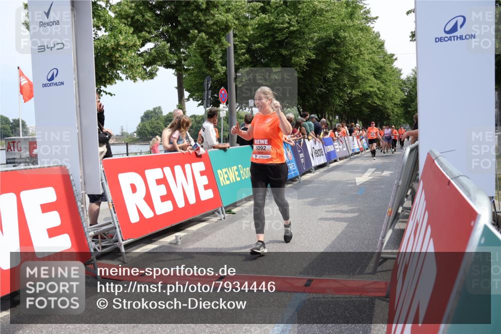 15.06.2025 - REWE Women's Run Strokosch-Dieckow http://msf.ph/oto/7934446 15.06.2025 11:07:34 Ziel 5092, 5125, 5131, 5254 meine-sportfotos.de