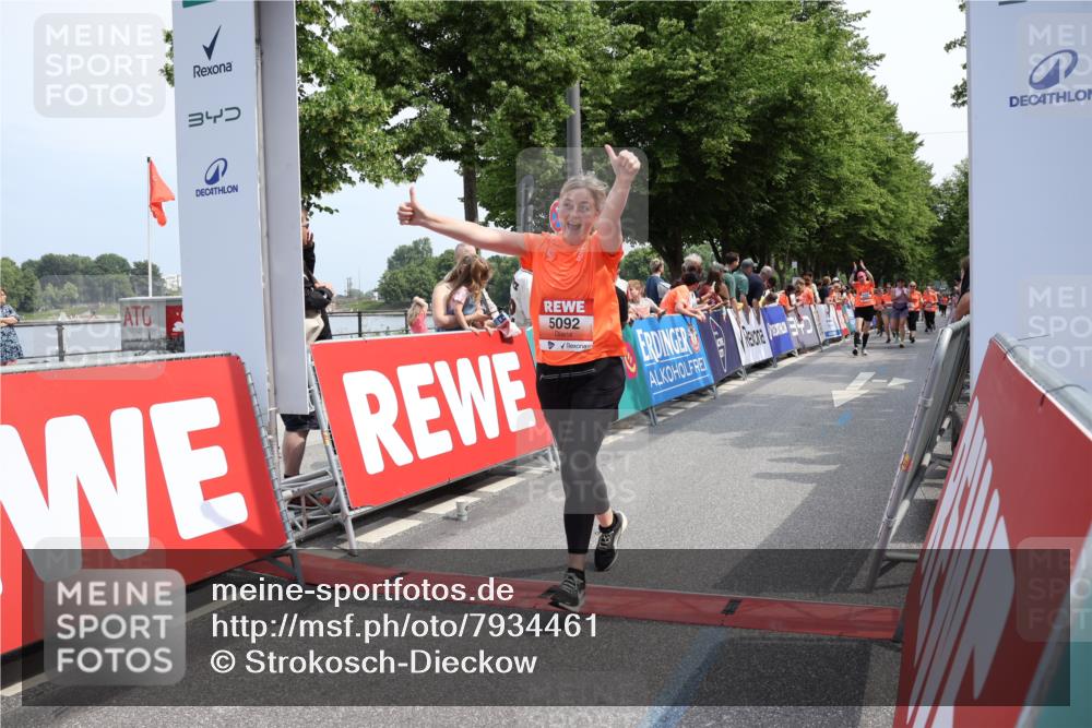 15.06.2025 - REWE Women's Run Strokosch-Dieckow http://msf.ph/oto/7934461 15.06.2025 11:07:34 Ziel 5092, 5125, 5131, 5254 meine-sportfotos.de
