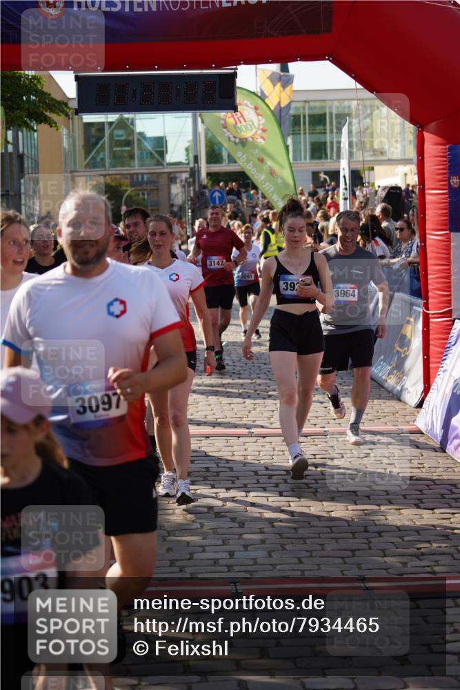 13.06.2025 - Holstenköstenlauf Felixshl http://msf.ph/oto/7934465 13.06.2025 18:03:46 Laufen 2017, 2633, 2666, 2711, 2857, 2859, 2886, 2946, 3091, 3092, 3097, 3147, 3202, 3204, 3263, 3596, 3598, 3611, 3612, 3799, 3837, 3902, 3903, 3920, 3964 meine-sportfotos.de