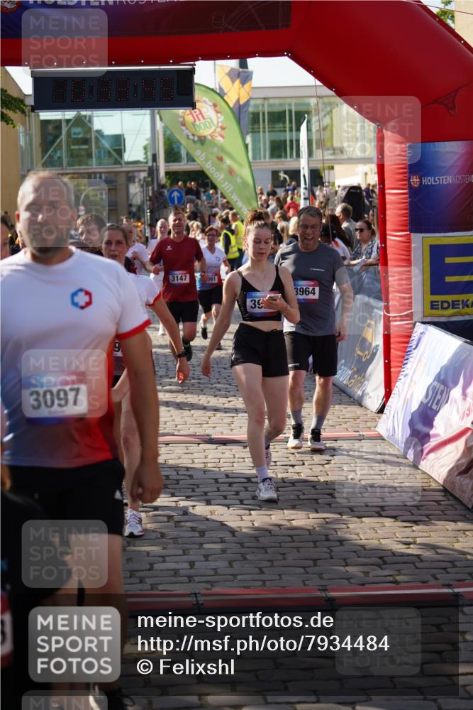 13.06.2025 - Holstenköstenlauf Felixshl http://msf.ph/oto/7934484 13.06.2025 18:03:46 Laufen 2017, 2633, 2666, 2711, 2857, 2859, 2886, 2946, 3091, 3092, 3097, 3147, 3202, 3204, 3263, 3596, 3598, 3611, 3612, 3799, 3837, 3902, 3903, 3920, 3964 meine-sportfotos.de