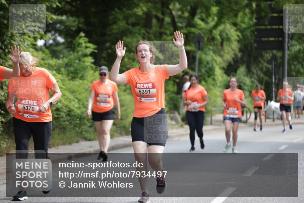 15.06.2025 - REWE Women's Run Jannik Wohlers http://msf.ph/oto/7934497 15.06.2025 10:12:20 Laufen 5379, 5391 meine-sportfotos.de
