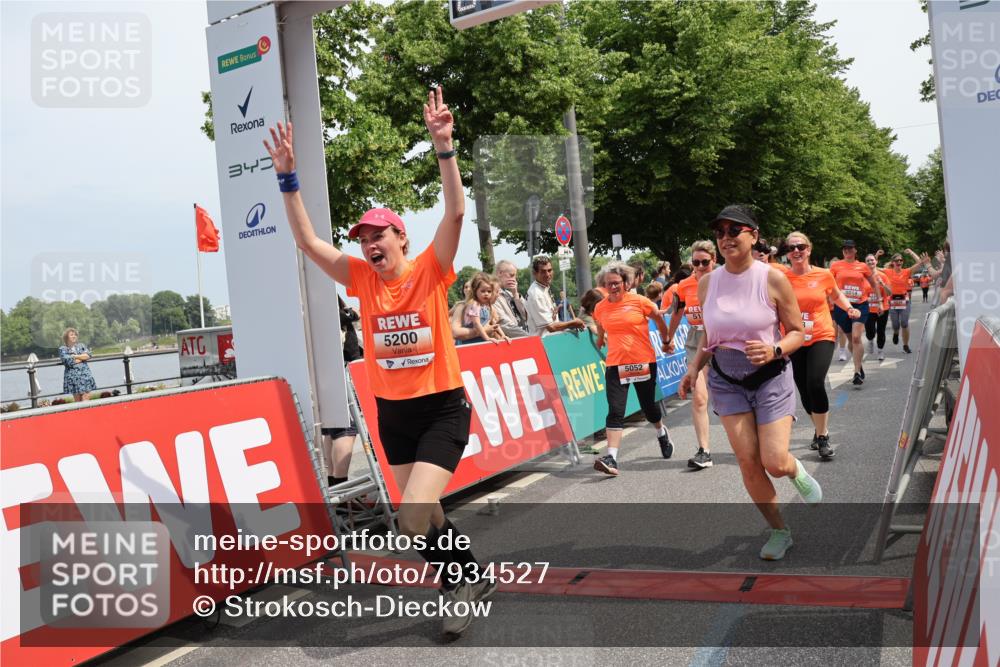 15.06.2025 - REWE Women's Run Strokosch-Dieckow http://msf.ph/oto/7934527 15.06.2025 11:07:42 Ziel 5014, 5016, 5052, 5109, 5144, 5174, 5200, 5278, 5358, 5479, 5548, 5560 meine-sportfotos.de