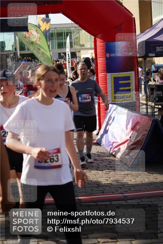 13.06.2025 - Holstenköstenlauf Felixshl http://msf.ph/oto/7934537 13.06.2025 18:03:47 Laufen 2017, 2633, 2666, 2711, 2832, 2833, 2857, 2859, 2886, 2946, 3091, 3092, 3097, 3147, 3202, 3204, 3263, 3596, 3598, 3611, 3612, 3799, 3837, 3902, 3903, 3920, 3964 meine-sportfotos.de