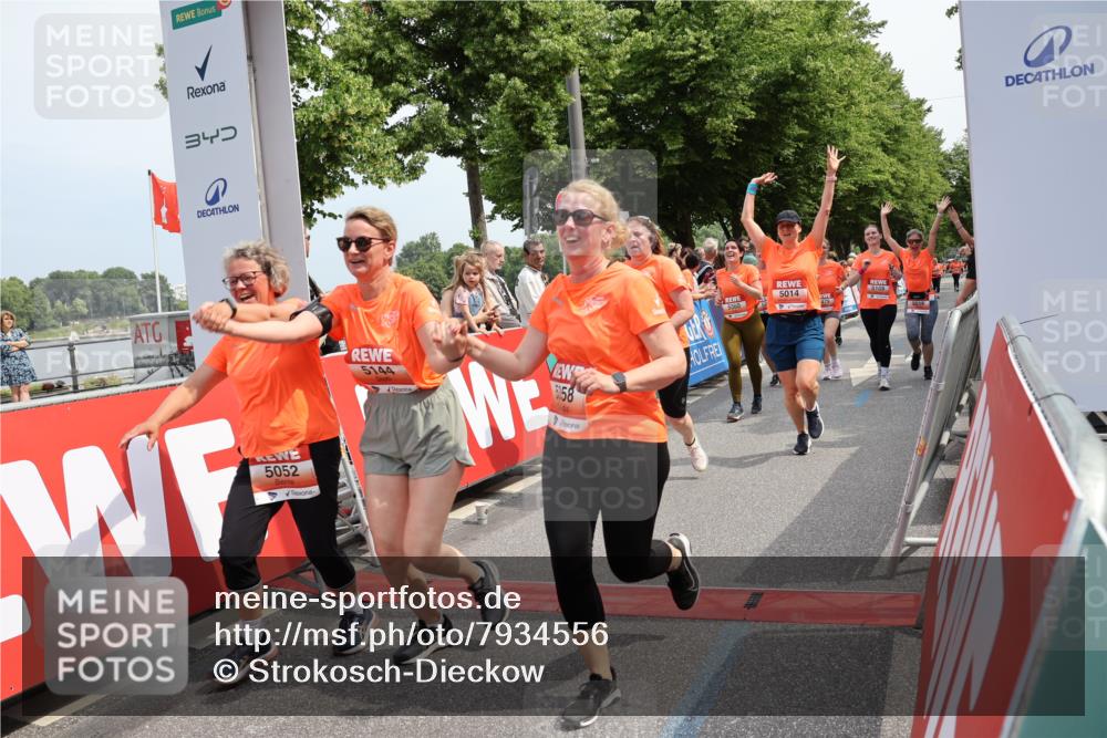 15.06.2025 - REWE Women's Run Strokosch-Dieckow http://msf.ph/oto/7934556 15.06.2025 11:07:43 Ziel 5014, 5016, 5052, 5109, 5144, 5174, 5200, 5278, 5358, 5479, 5548, 5560 meine-sportfotos.de
