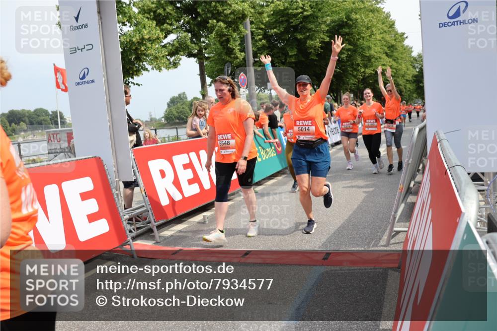 15.06.2025 - REWE Women's Run Strokosch-Dieckow http://msf.ph/oto/7934577 15.06.2025 11:07:44 Ziel 5014, 5016, 5052, 5109, 5144, 5174, 5200, 5278, 5358, 5479, 5548, 5560 meine-sportfotos.de