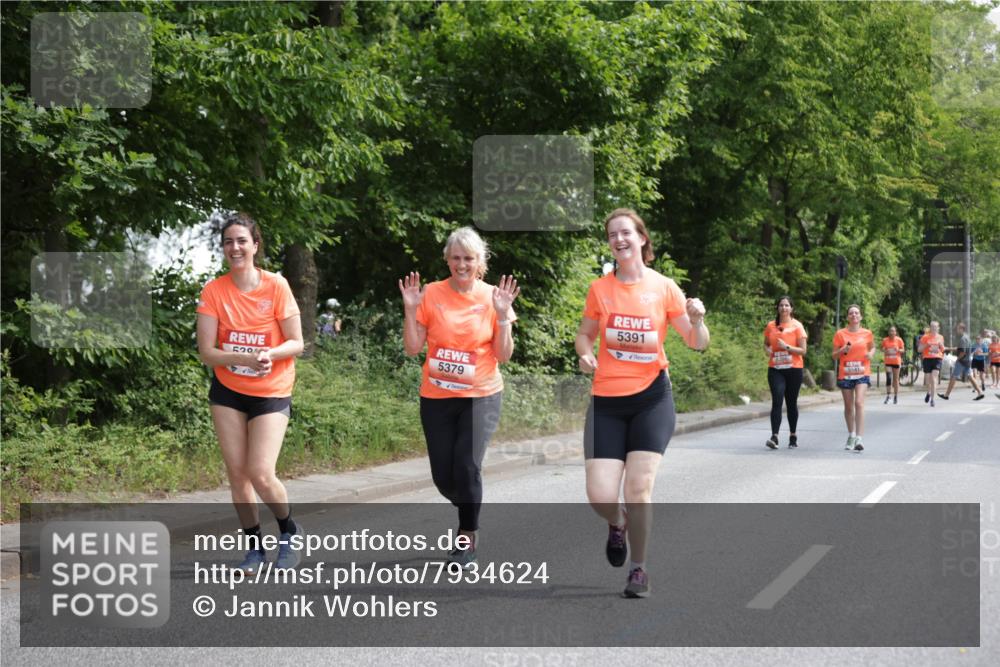 15.06.2025 - REWE Women's Run Jannik Wohlers http://msf.ph/oto/7934624 15.06.2025 10:12:23 Laufen 5379, 520, 5391, 5541 meine-sportfotos.de