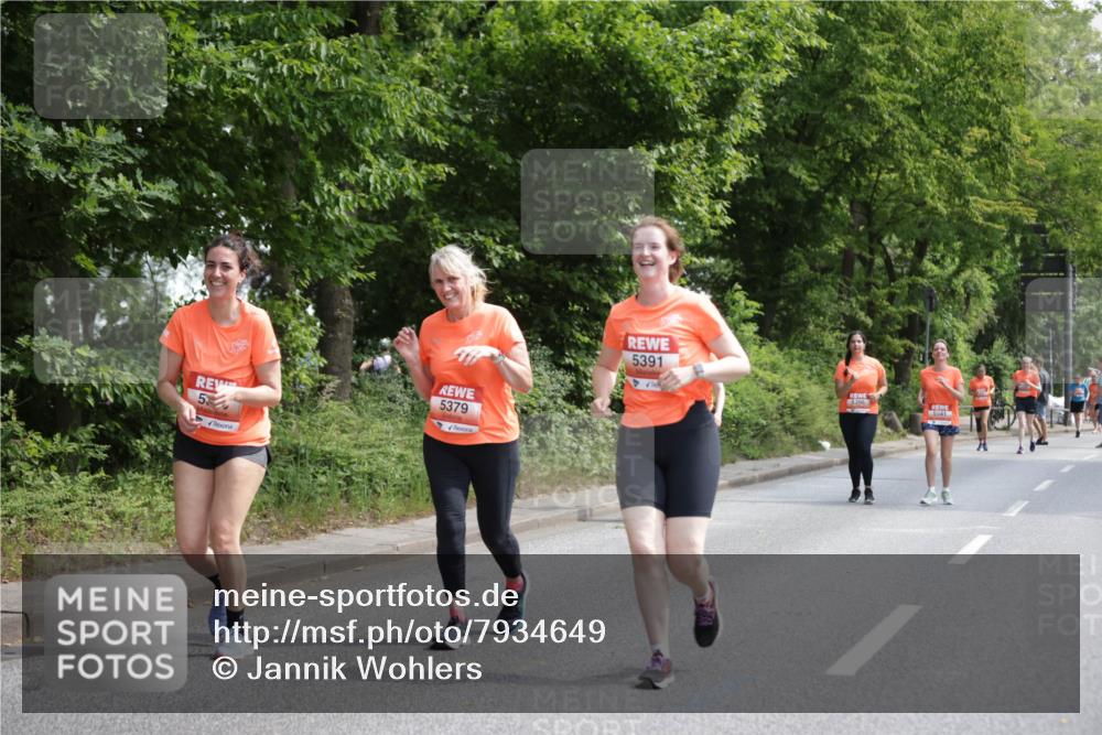 15.06.2025 - REWE Women's Run Jannik Wohlers http://msf.ph/oto/7934649 15.06.2025 10:12:23 Laufen 5379, 53, 5391, 5296, 5541 meine-sportfotos.de