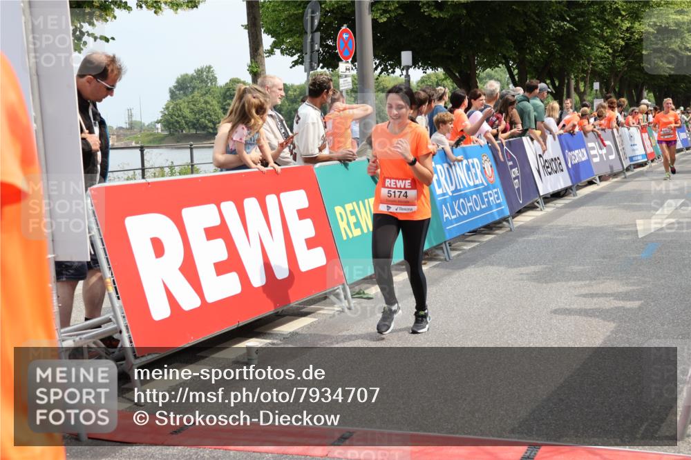 15.06.2025 - REWE Women's Run Strokosch-Dieckow http://msf.ph/oto/7934707 15.06.2025 11:07:47 Ziel 5014, 5016, 5052, 5109, 5144, 5174, 5200, 5278, 5351, 5357, 5358, 5479, 5548, 5560 meine-sportfotos.de