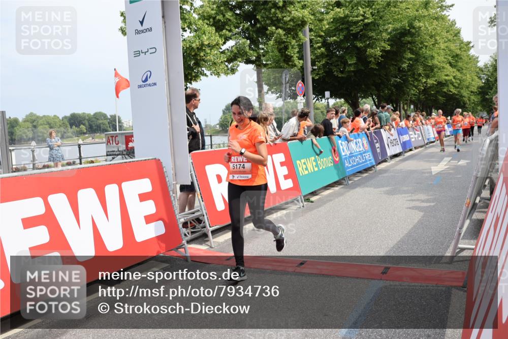 15.06.2025 - REWE Women's Run Strokosch-Dieckow http://msf.ph/oto/7934736 15.06.2025 11:07:48 Ziel 5014, 5016, 5052, 5109, 5144, 5174, 5200, 5278, 5351, 5357, 5358, 5479, 5548, 5560 meine-sportfotos.de
