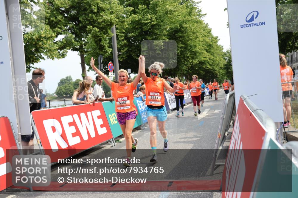 15.06.2025 - REWE Women's Run Strokosch-Dieckow http://msf.ph/oto/7934765 15.06.2025 11:07:53 Ziel 5050, 5138, 5174, 5231, 5351, 5357, 5634 meine-sportfotos.de